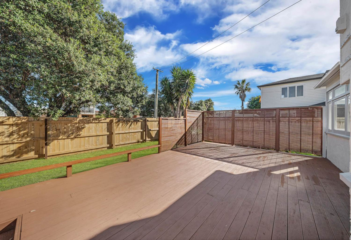Standalone 3 beds 1 bath house with carport, 0.4 km to Puhinui School, 1/25 Bledisloe Street, Papatoetoe, Auckland