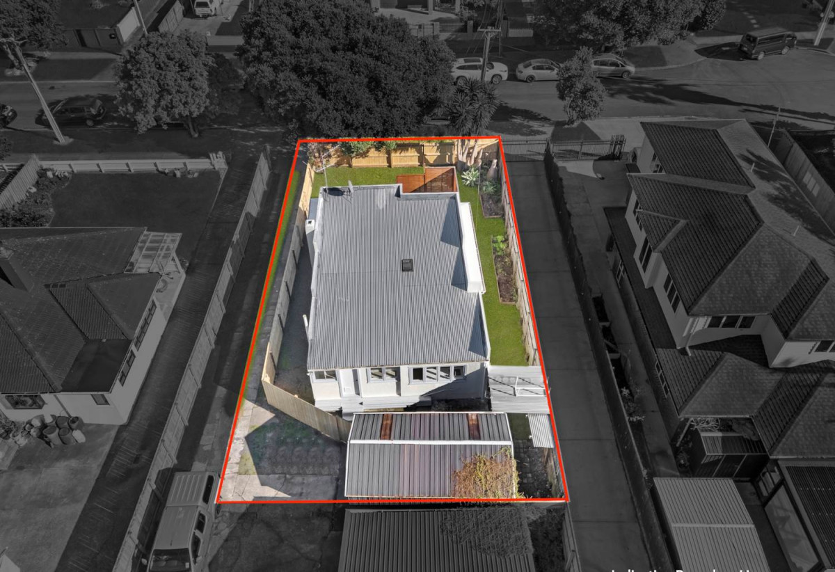 Standalone 3 beds 1 bath house with carport, 0.4 km to Puhinui School, 1/25 Bledisloe Street, Papatoetoe, Auckland