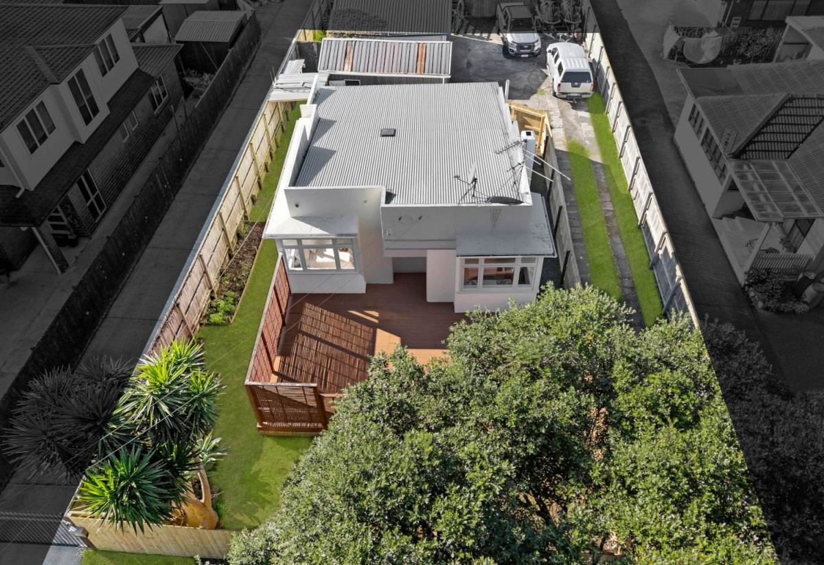 Standalone 3 beds 1 bath house with carport, 0.4 km to Puhinui School, 1/25 Bledisloe Street, Papatoetoe, Auckland