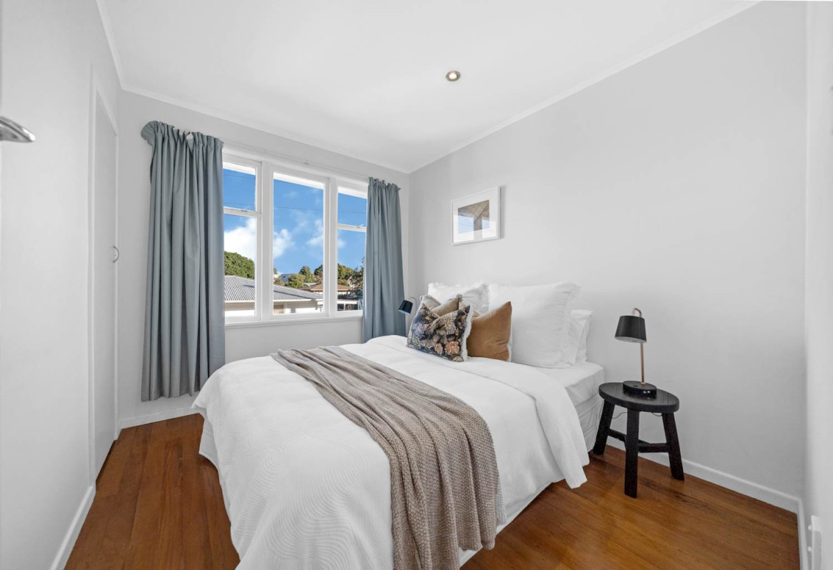 3 beds 1 bath house with Garden and Garage, The enchanting walkways to Heron Park and Oakley Reserve are meters from your front door, 1602A Great North Road, Waterview, Auckland