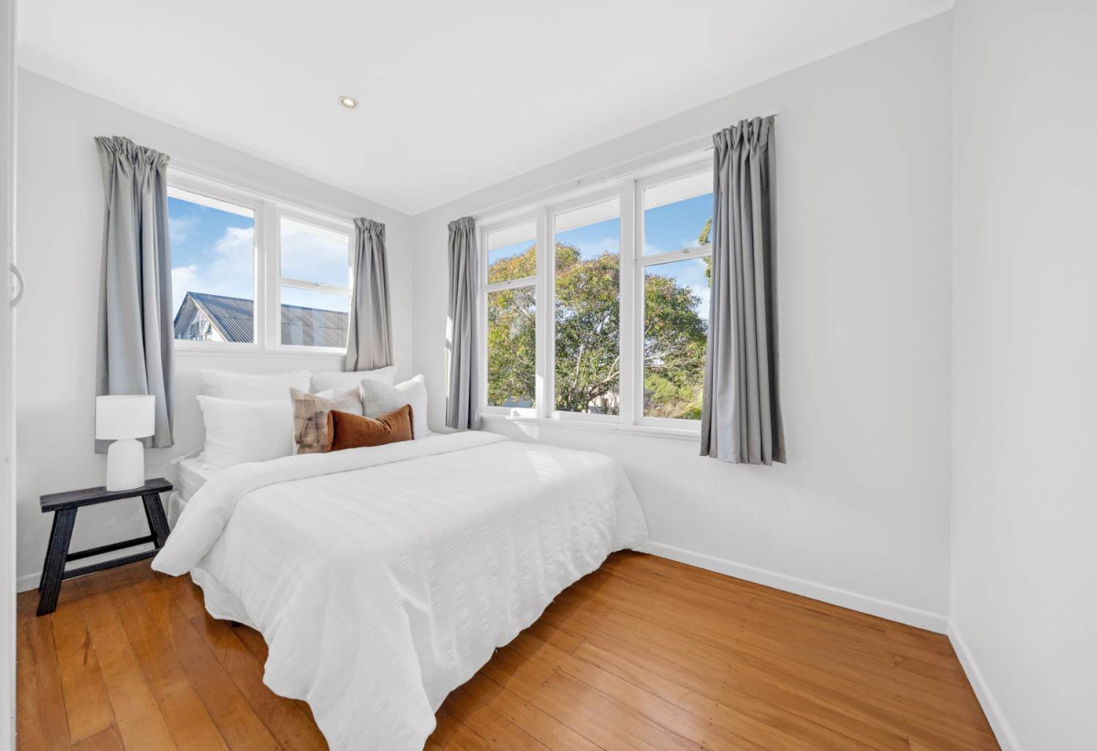 3 beds 1 bath house with Garden and Garage, The enchanting walkways to Heron Park and Oakley Reserve are meters from your front door, 1602A Great North Road, Waterview, Auckland
