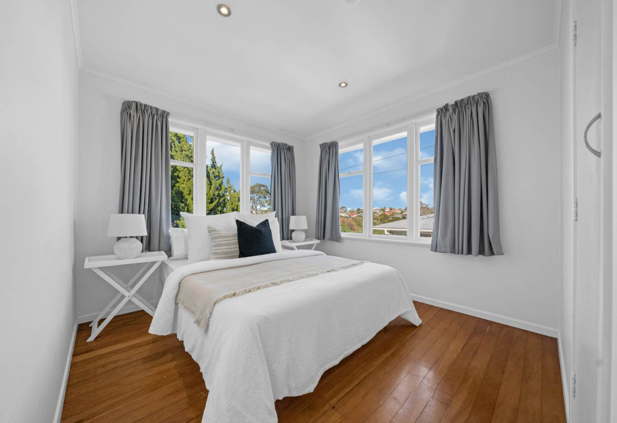 3 beds 1 bath house with Garden and Garage, The enchanting walkways to Heron Park and Oakley Reserve are meters from your front door, 1602A Great North Road, Waterview, Auckland