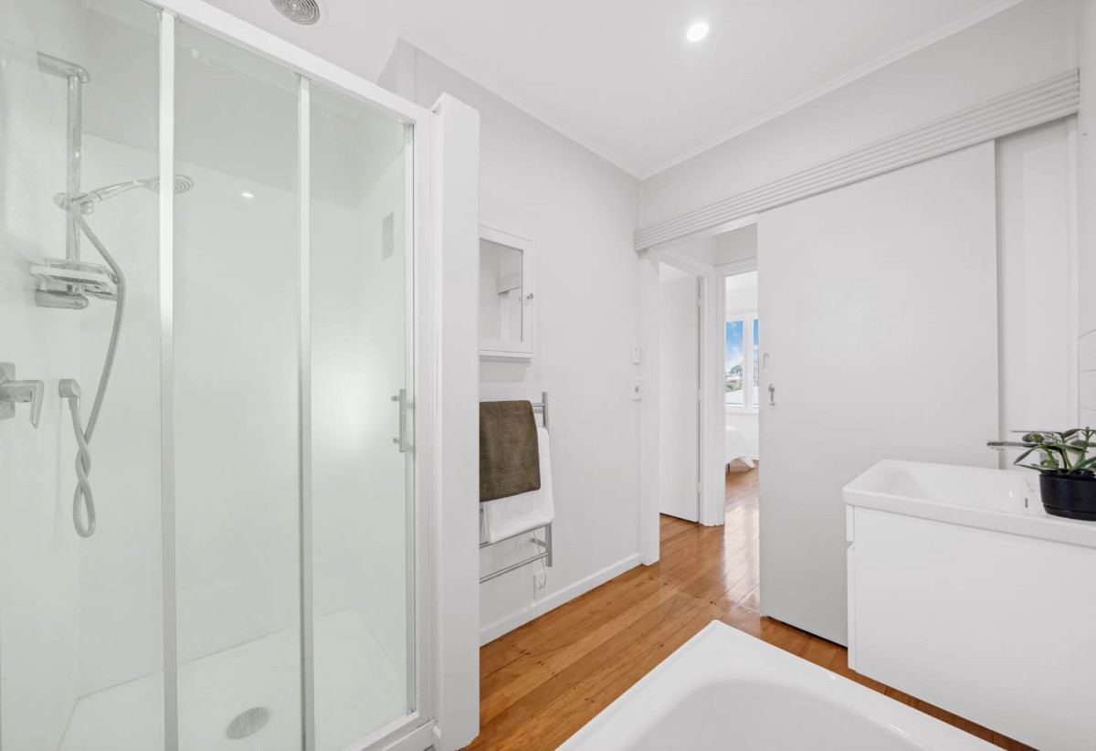 3 beds 1 bath house with Garden and Garage, The enchanting walkways to Heron Park and Oakley Reserve are meters from your front door, 1602A Great North Road, Waterview, Auckland