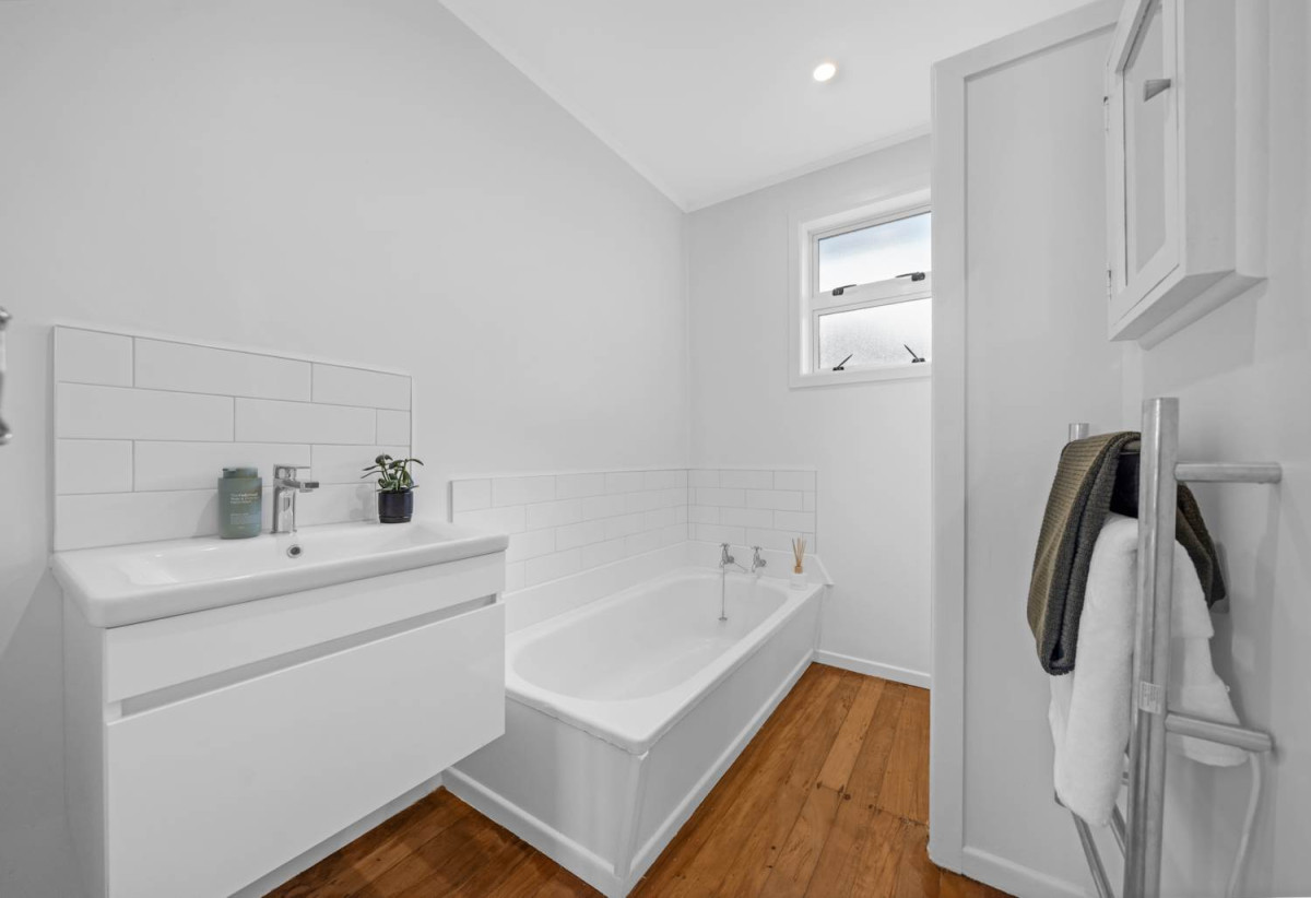 3 beds 1 bath house with Garden and Garage, The enchanting walkways to Heron Park and Oakley Reserve are meters from your front door, 1602A Great North Road, Waterview, Auckland