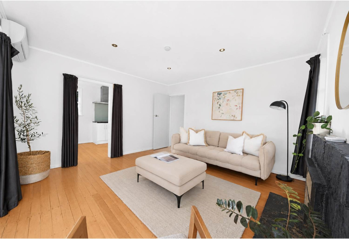 3 beds 1 bath house with Garden and Garage, The enchanting walkways to Heron Park and Oakley Reserve are meters from your front door, 1602A Great North Road, Waterview, Auckland