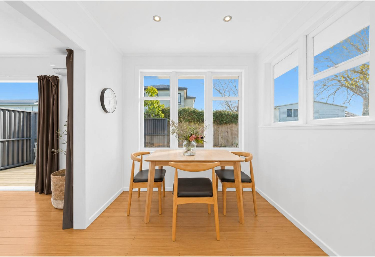 3 beds 1 bath house with Garden and Garage, The enchanting walkways to Heron Park and Oakley Reserve are meters from your front door, 1602A Great North Road, Waterview, Auckland