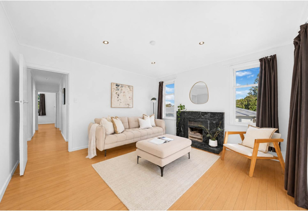 3 beds 1 bath house with Garden and Garage, The enchanting walkways to Heron Park and Oakley Reserve are meters from your front door, 1602A Great North Road, Waterview, Auckland