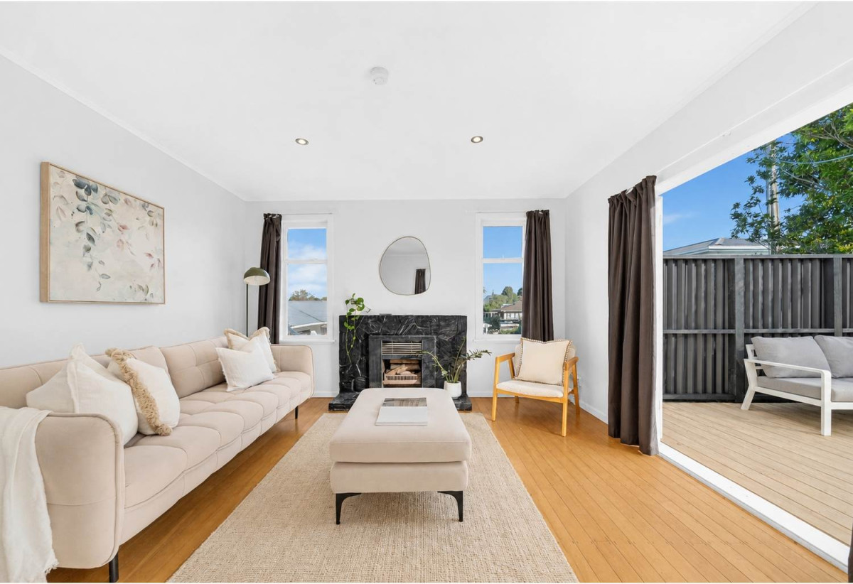 3 beds 1 bath house with Garden and Garage, The enchanting walkways to Heron Park and Oakley Reserve are meters from your front door, 1602A Great North Road, Waterview, Auckland