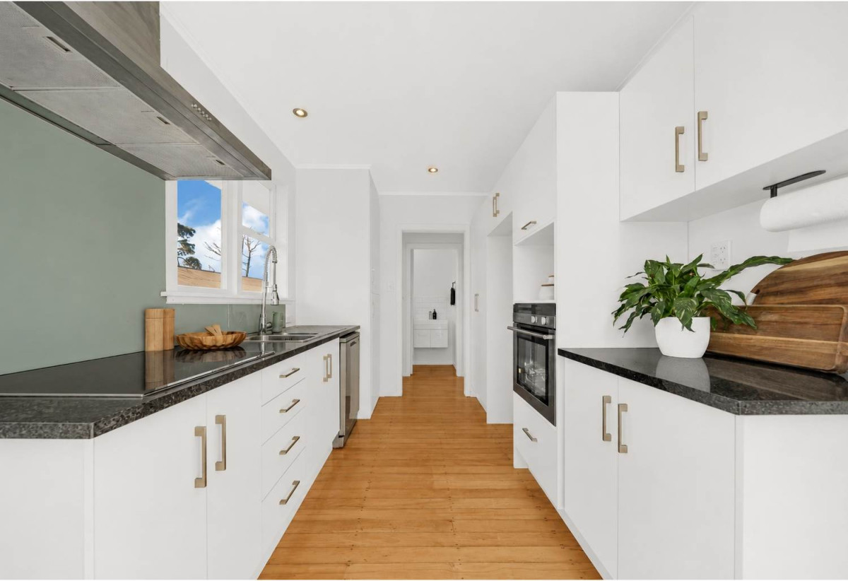 3 beds 1 bath house with Garden and Garage, The enchanting walkways to Heron Park and Oakley Reserve are meters from your front door, 1602A Great North Road, Waterview, Auckland