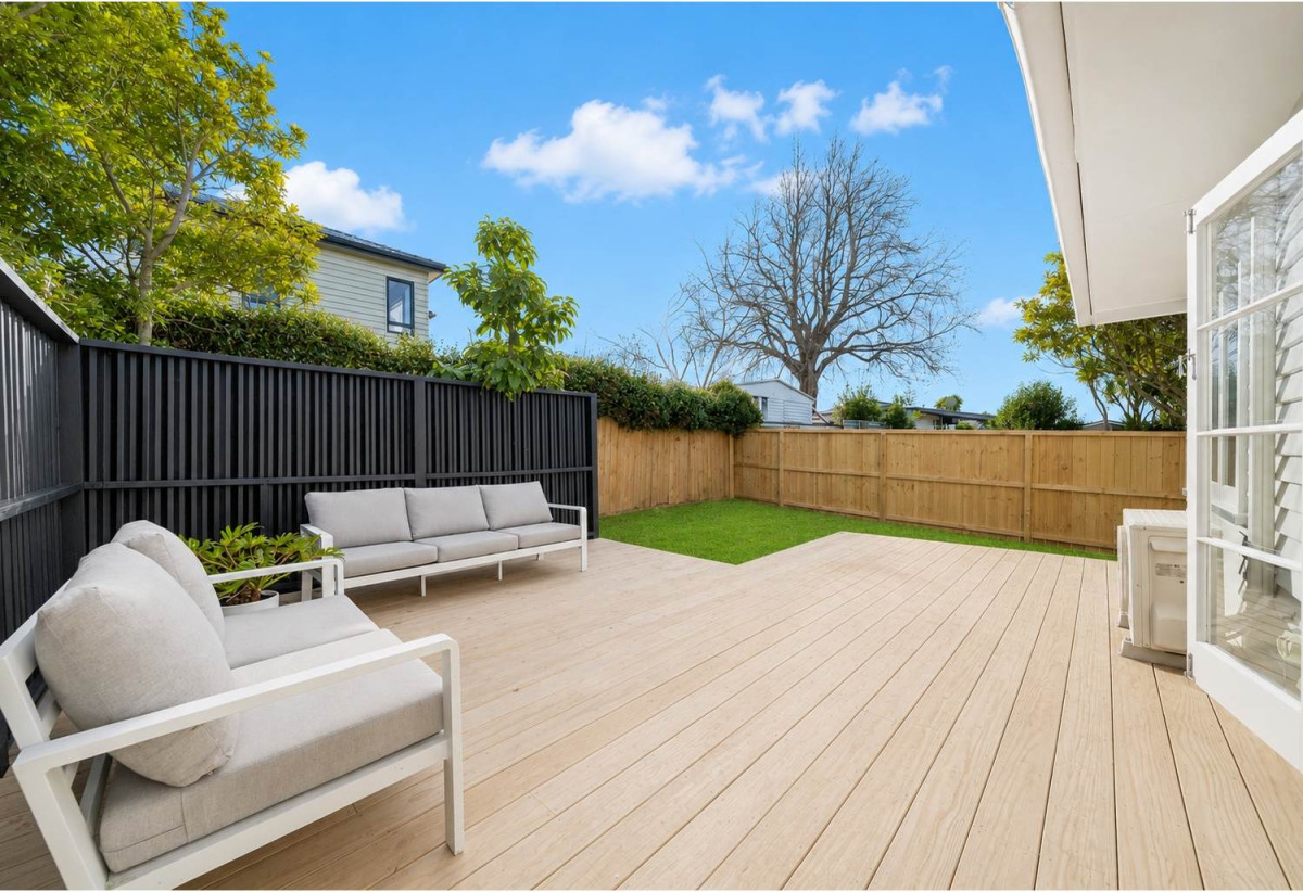 3 beds 1 bath house with Garden and Garage, The enchanting walkways to Heron Park and Oakley Reserve are meters from your front door, 1602A Great North Road, Waterview, Auckland