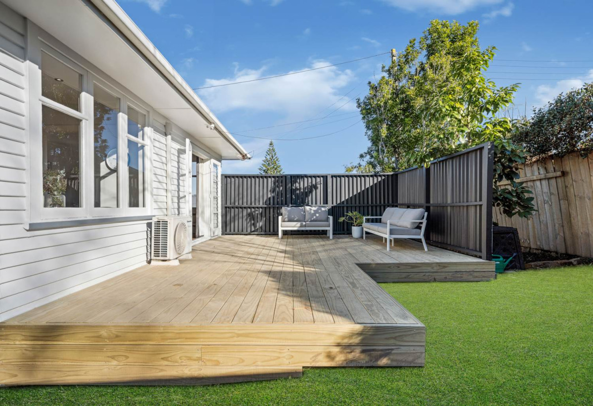 3 beds 1 bath house with Garden and Garage, The enchanting walkways to Heron Park and Oakley Reserve are meters from your front door, 1602A Great North Road, Waterview, Auckland