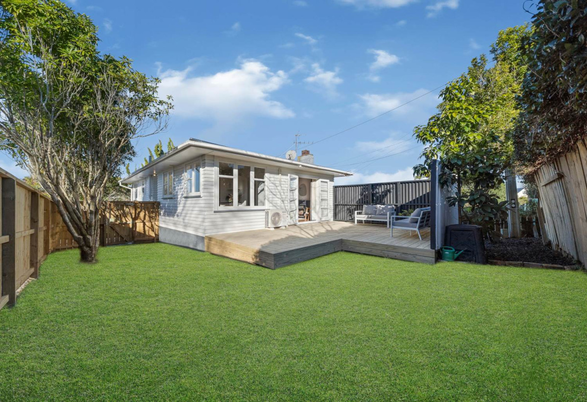3 beds 1 bath house with Garden and Garage, The enchanting walkways to Heron Park and Oakley Reserve are meters from your front door, 1602A Great North Road, Waterview, Auckland