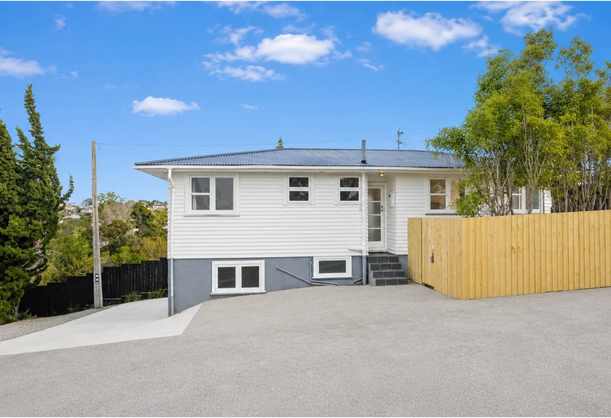 3 beds 1 bath house with Garden and Garage, The enchanting walkways to Heron Park and Oakley Reserve are meters from your front door, 1602A Great North Road, Waterview, Auckland