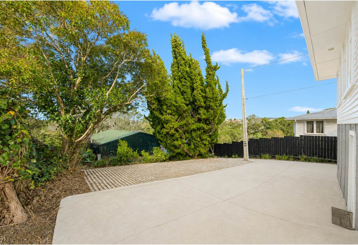 3 beds 1 bath house with Garden and Garage, The enchanting walkways to Heron Park and Oakley Reserve are meters from your front door, 1602A Great North Road, Waterview, Auckland
