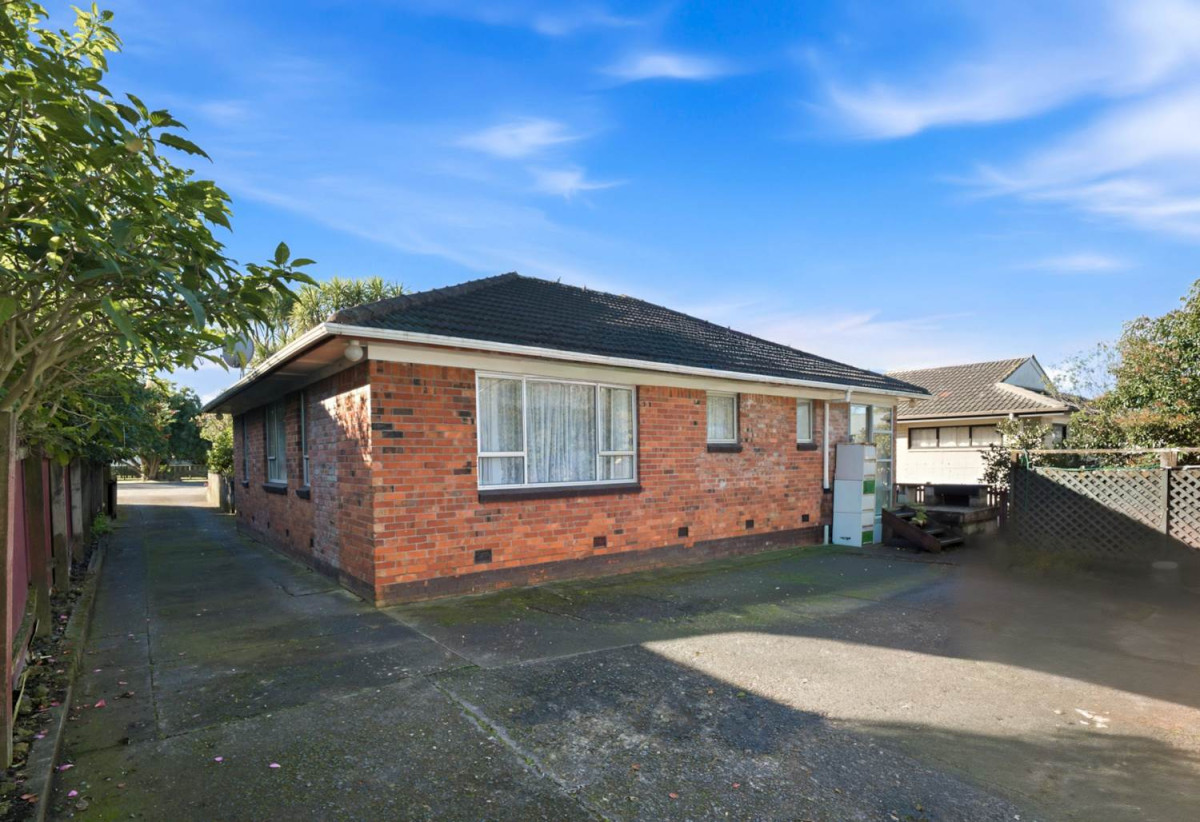 825sqm Freehold with 16m Road Frontage, Brick and tile 3 beds 1 bath house with standalone double garage, 38 Waimai Road, Weymouth, Auckland