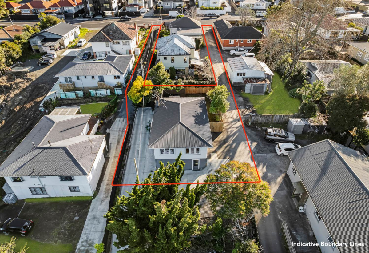 3 beds 1 bath house with Garden and Garage, The enchanting walkways to Heron Park and Oakley Reserve are meters from your front door, 1602A Great North Road, Waterview, Auckland