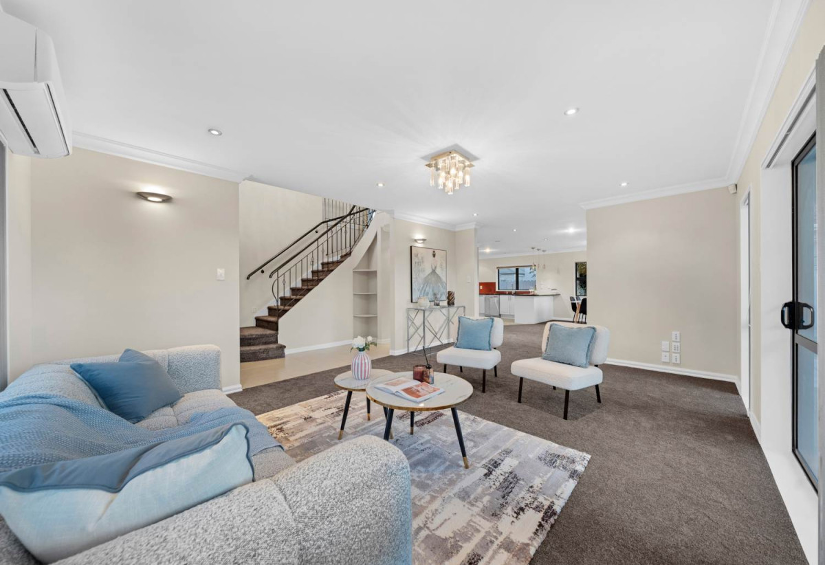 410m² Freehold Section, Brick & Weatherboard Construction, 241m2 Renovated 5 beds 3.5 baths house with double garage and extra car parks, Underfloor Heating in the Kitchen, 1 bed 1 bath ground floor, 77 Carruth Road, Papatoetoe, Auckland