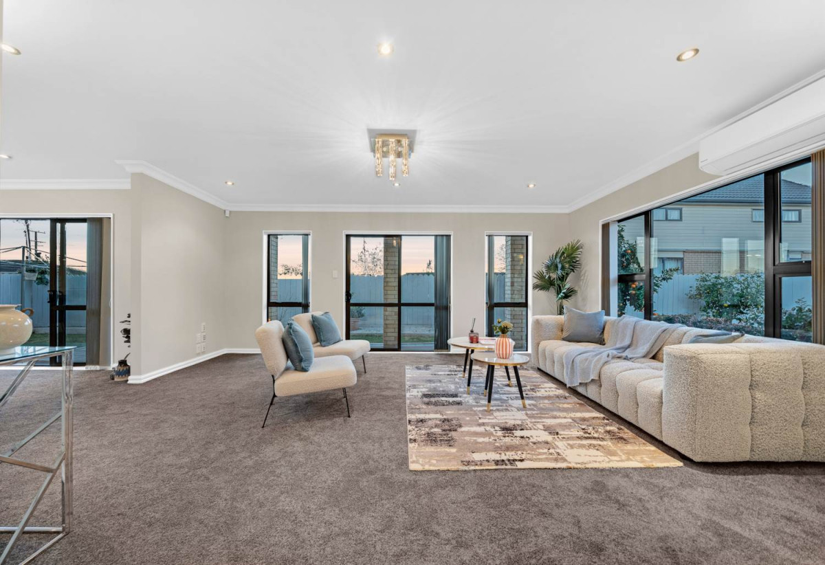 410m² Freehold Section, Brick & Weatherboard Construction, 241m2 Renovated 5 beds 3.5 baths house with double garage and extra car parks, Underfloor Heating in the Kitchen, 1 bed 1 bath ground floor, 77 Carruth Road, Papatoetoe, Auckland