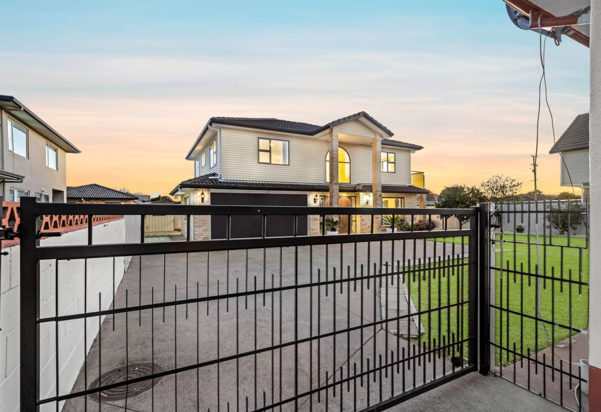 410m² Freehold Section, Brick & Weatherboard Construction, 241m2 Renovated 5 beds 3.5 baths house with double garage and extra car parks, Underfloor Heating in the Kitchen, 1 bed 1 bath ground floor, 77 Carruth Road, Papatoetoe, Auckland