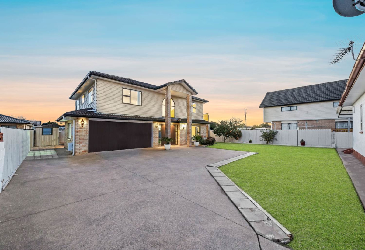 410m² Freehold Section, Brick & Weatherboard Construction, 241m2 Renovated 5 beds 3.5 baths house with double garage and extra car parks, Underfloor Heating in the Kitchen, 1 bed 1 bath ground floor, 77 Carruth Road, Papatoetoe, Auckland
