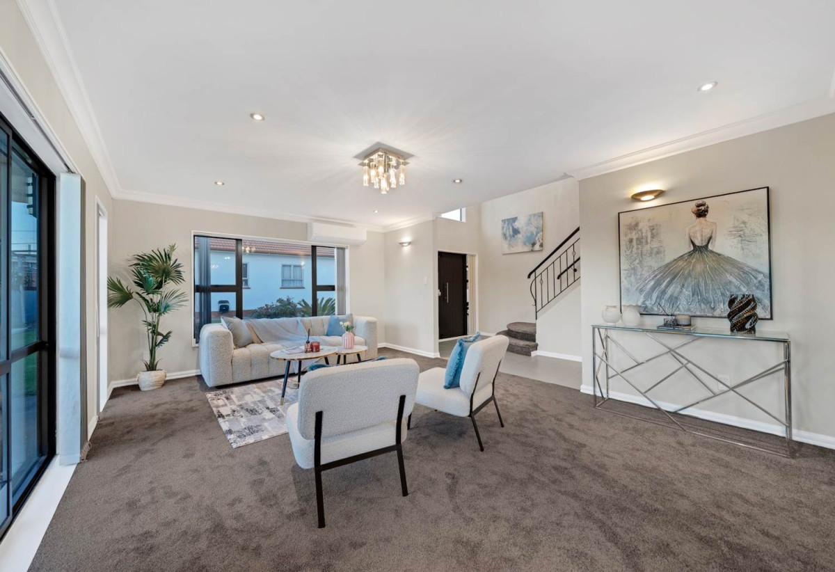 410m² Freehold Section, Brick & Weatherboard Construction, 241m2 Renovated 5 beds 3.5 baths house with double garage and extra car parks, Underfloor Heating in the Kitchen, 1 bed 1 bath ground floor, 77 Carruth Road, Papatoetoe, Auckland