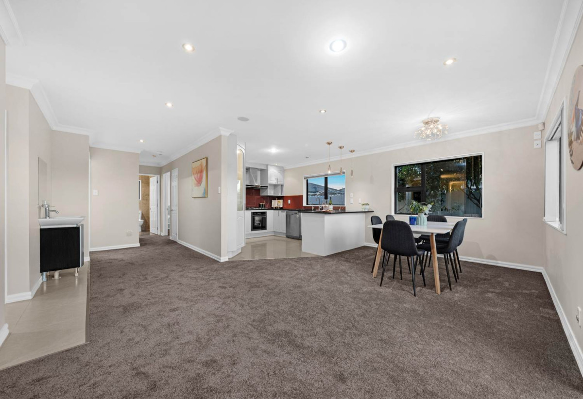 410m² Freehold Section, Brick & Weatherboard Construction, 241m2 Renovated 5 beds 3.5 baths house with double garage and extra car parks, Underfloor Heating in the Kitchen, 1 bed 1 bath ground floor, 77 Carruth Road, Papatoetoe, Auckland