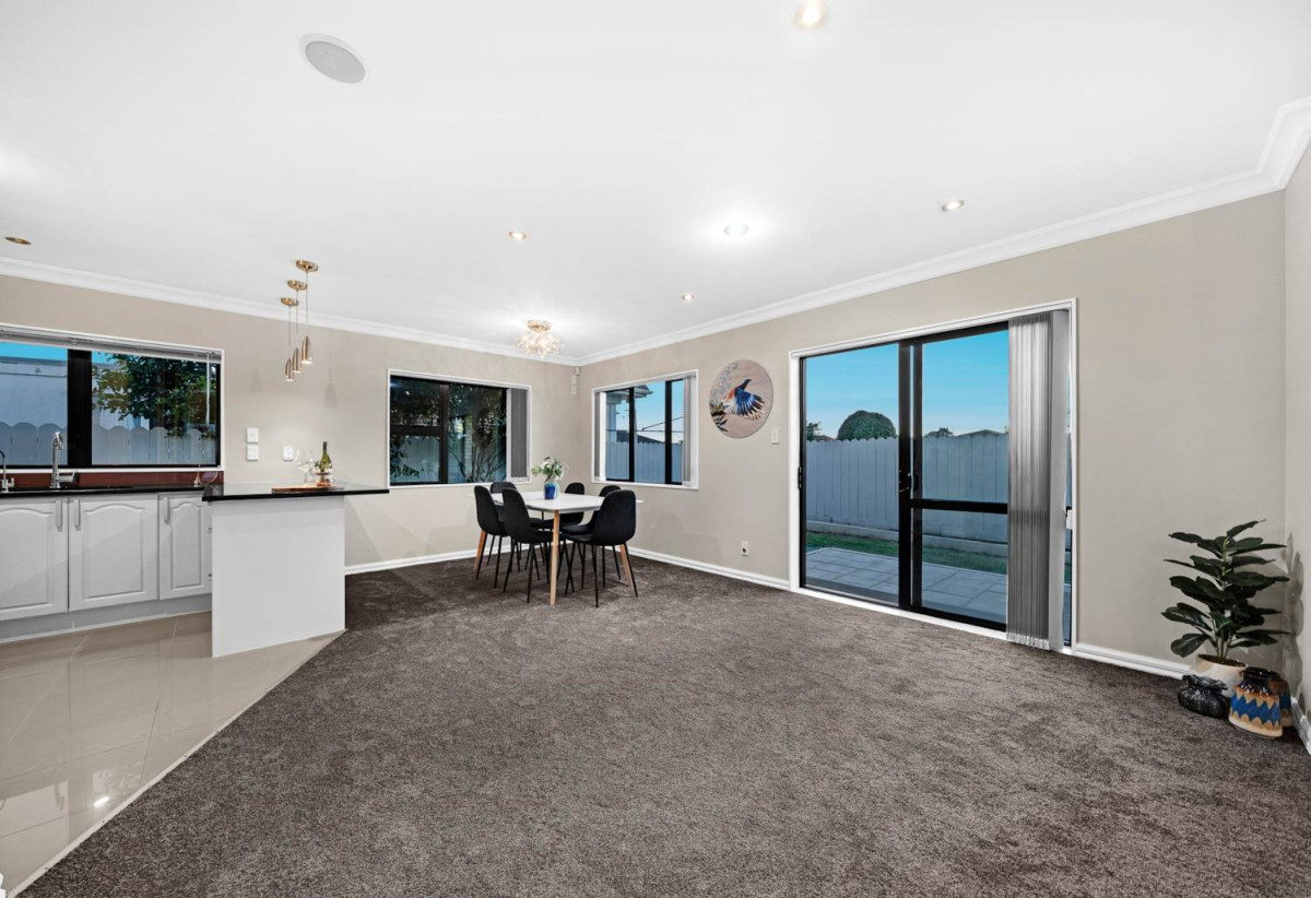 410m² Freehold Section, Brick & Weatherboard Construction, 241m2 Renovated 5 beds 3.5 baths house with double garage and extra car parks, Underfloor Heating in the Kitchen, 1 bed 1 bath ground floor, 77 Carruth Road, Papatoetoe, Auckland