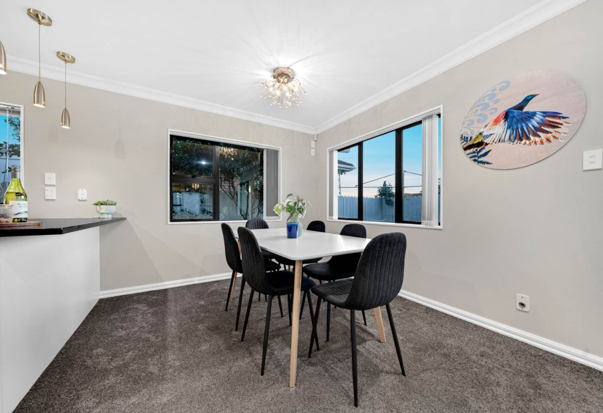 410m² Freehold Section, Brick & Weatherboard Construction, 241m2 Renovated 5 beds 3.5 baths house with double garage and extra car parks, Underfloor Heating in the Kitchen, 1 bed 1 bath ground floor, 77 Carruth Road, Papatoetoe, Auckland