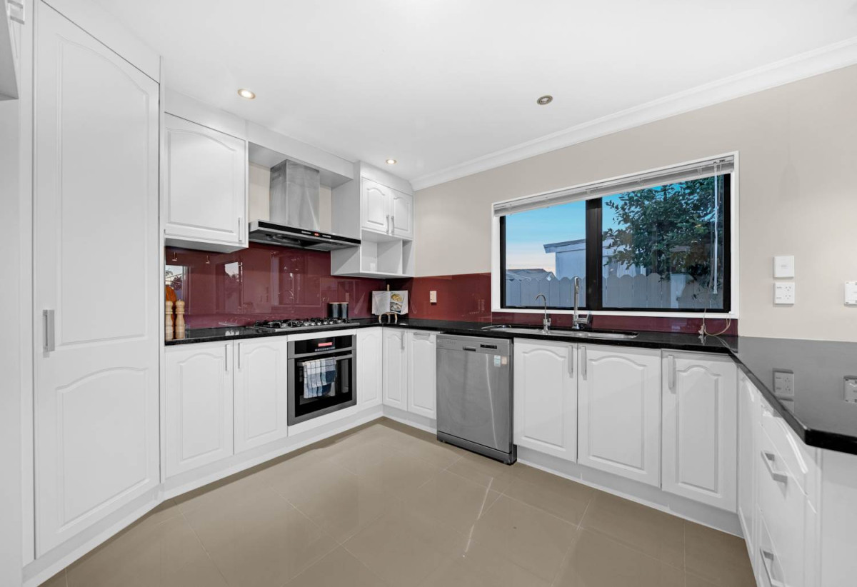 410m² Freehold Section, Brick & Weatherboard Construction, 241m2 Renovated 5 beds 3.5 baths house with double garage and extra car parks, Underfloor Heating in the Kitchen, 1 bed 1 bath ground floor, 77 Carruth Road, Papatoetoe, Auckland