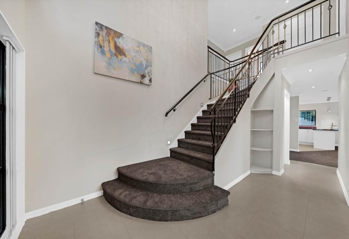 410m² Freehold Section, Brick & Weatherboard Construction, 241m2 Renovated 5 beds 3.5 baths house with double garage and extra car parks, Underfloor Heating in the Kitchen, 1 bed 1 bath ground floor, 77 Carruth Road, Papatoetoe, Auckland