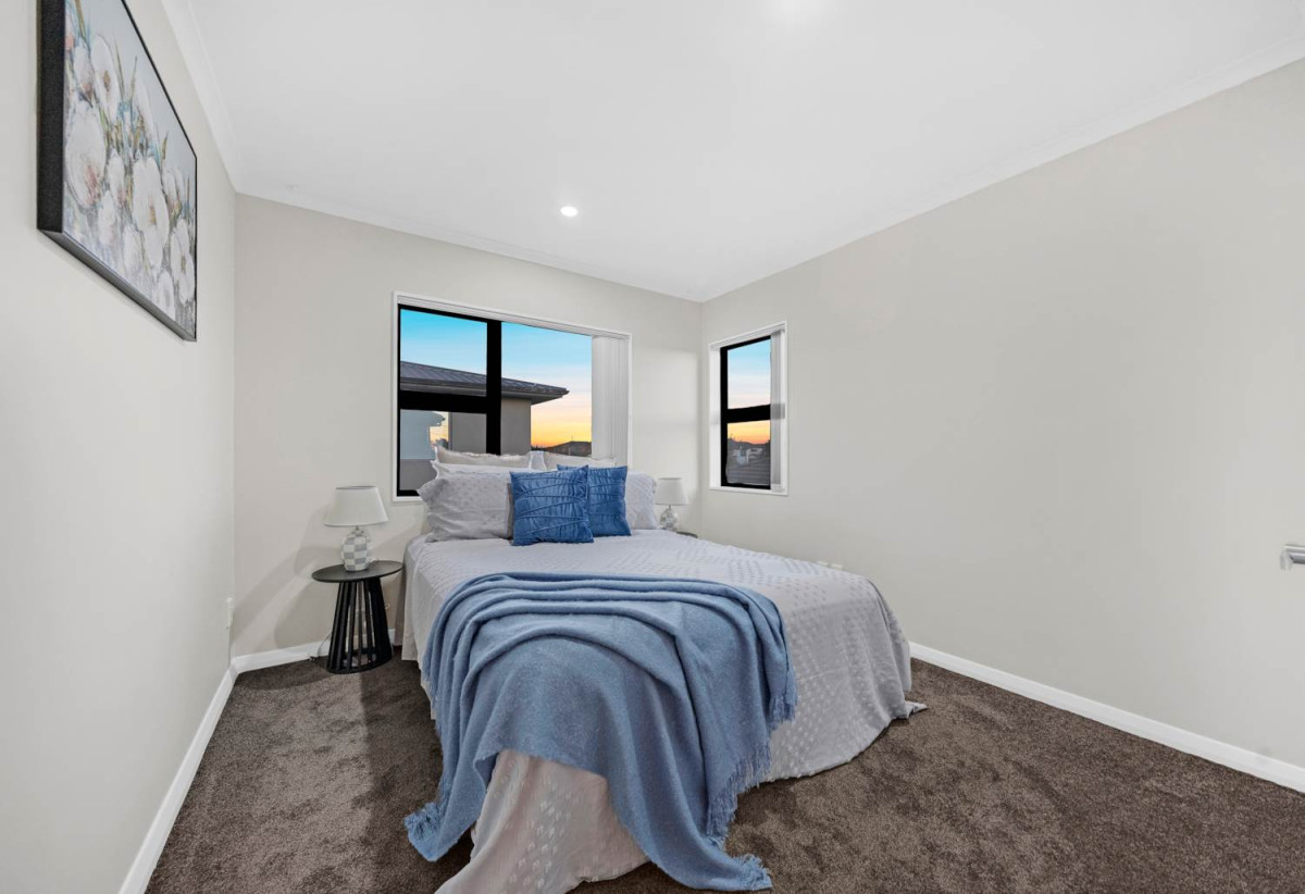 410m² Freehold Section, Brick & Weatherboard Construction, 241m2 Renovated 5 beds 3.5 baths house with double garage and extra car parks, Underfloor Heating in the Kitchen, 1 bed 1 bath ground floor, 77 Carruth Road, Papatoetoe, Auckland