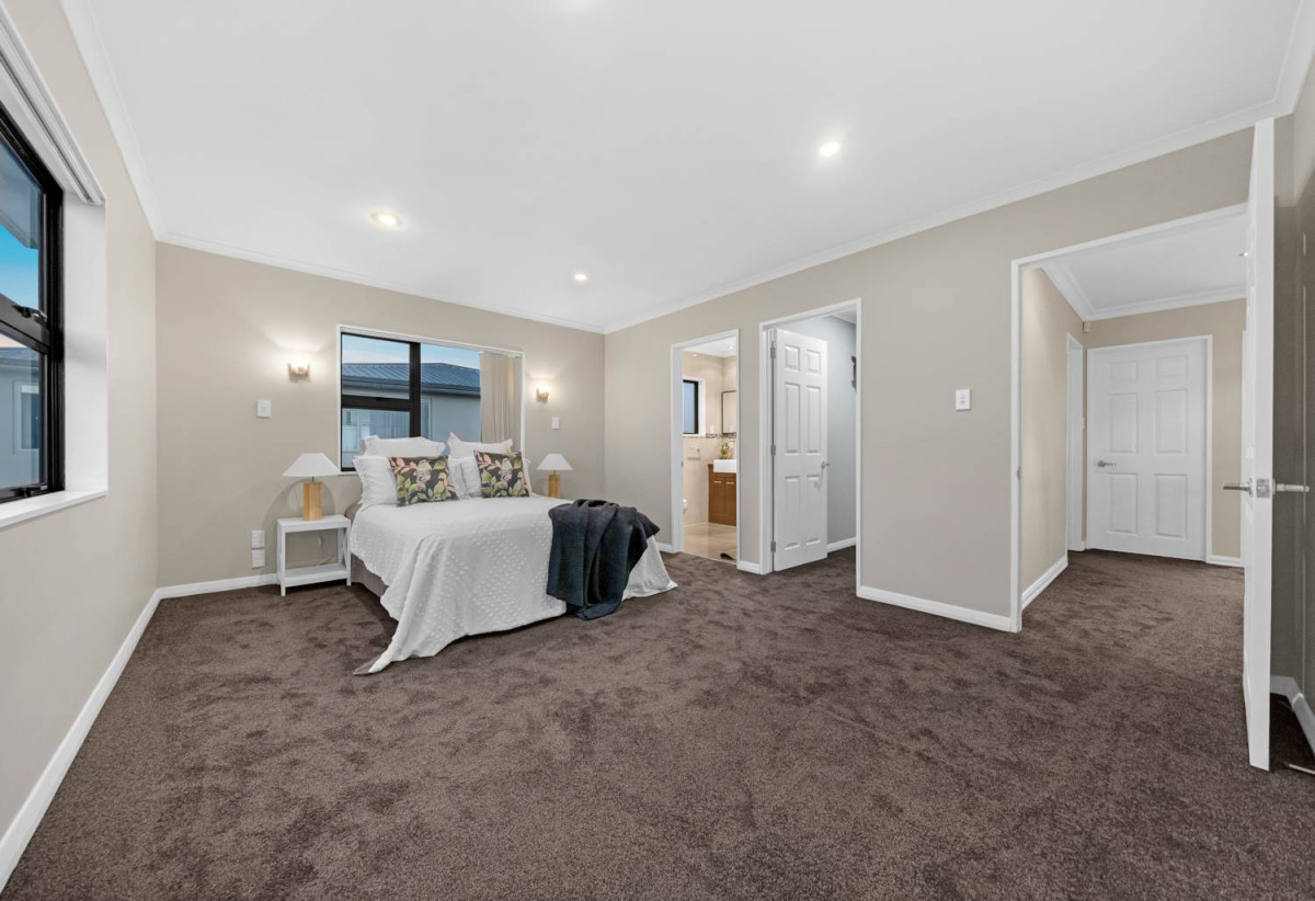 410m² Freehold Section, Brick & Weatherboard Construction, 241m2 Renovated 5 beds 3.5 baths house with double garage and extra car parks, Underfloor Heating in the Kitchen, 1 bed 1 bath ground floor, 77 Carruth Road, Papatoetoe, Auckland