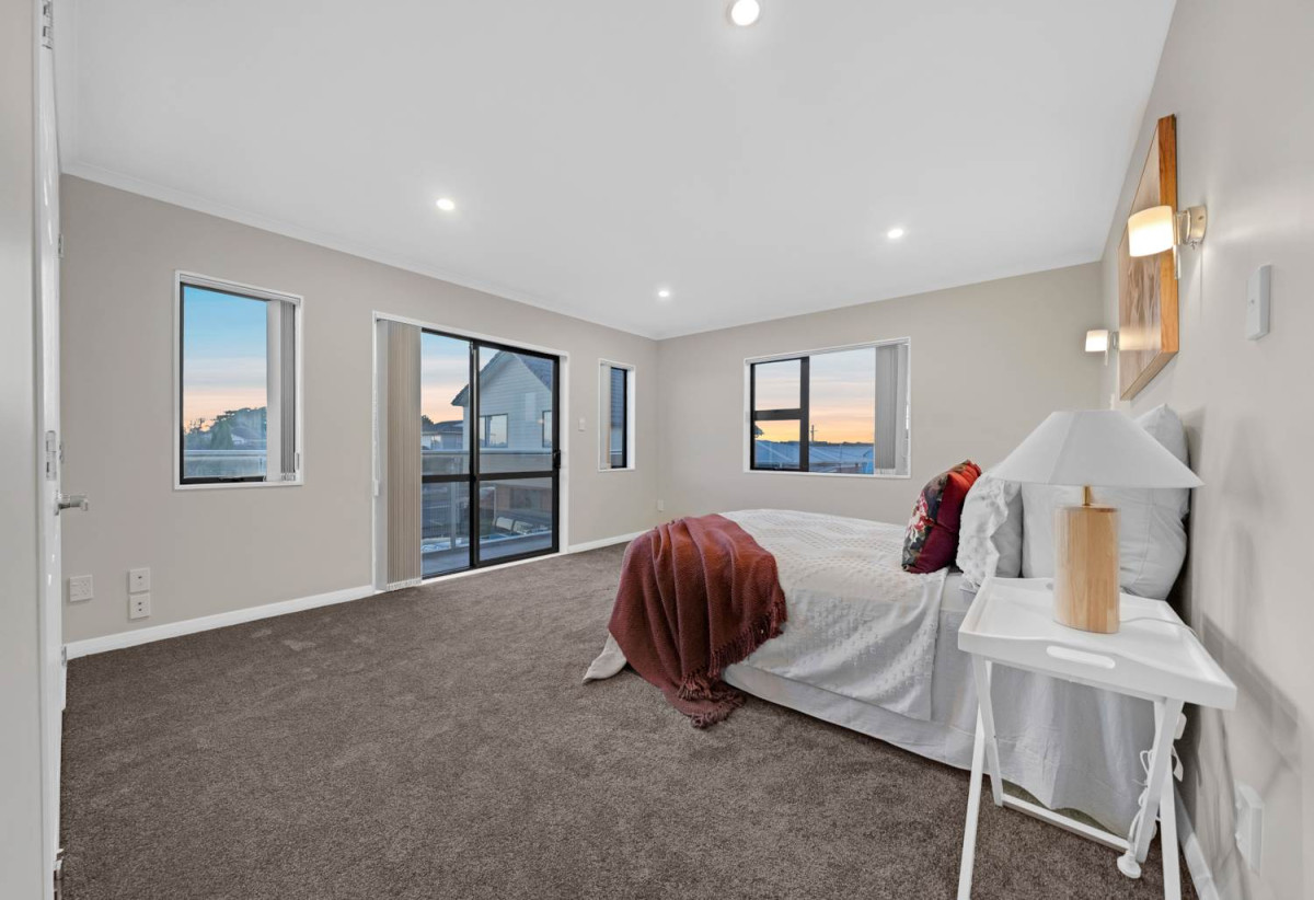 410m² Freehold Section, Brick & Weatherboard Construction, 241m2 Renovated 5 beds 3.5 baths house with double garage and extra car parks, Underfloor Heating in the Kitchen, 1 bed 1 bath ground floor, 77 Carruth Road, Papatoetoe, Auckland
