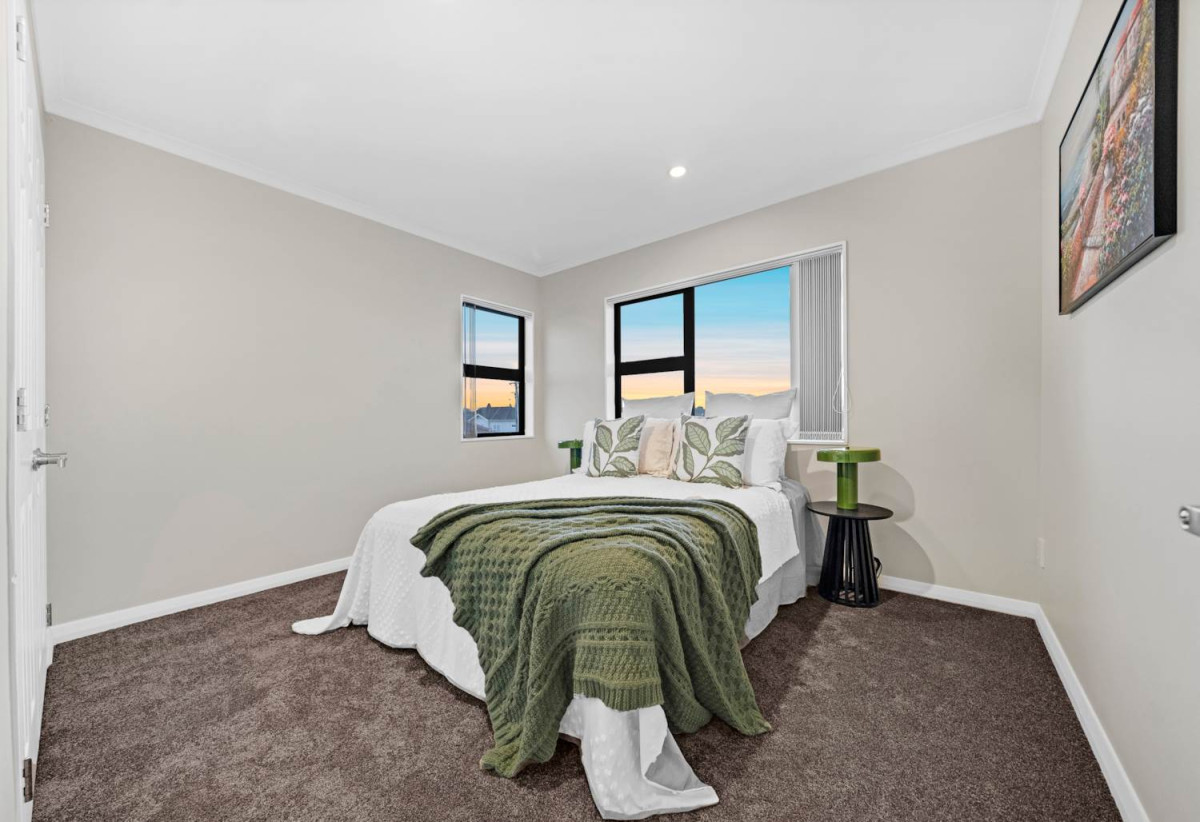 410m² Freehold Section, Brick & Weatherboard Construction, 241m2 Renovated 5 beds 3.5 baths house with double garage and extra car parks, Underfloor Heating in the Kitchen, 1 bed 1 bath ground floor, 77 Carruth Road, Papatoetoe, Auckland