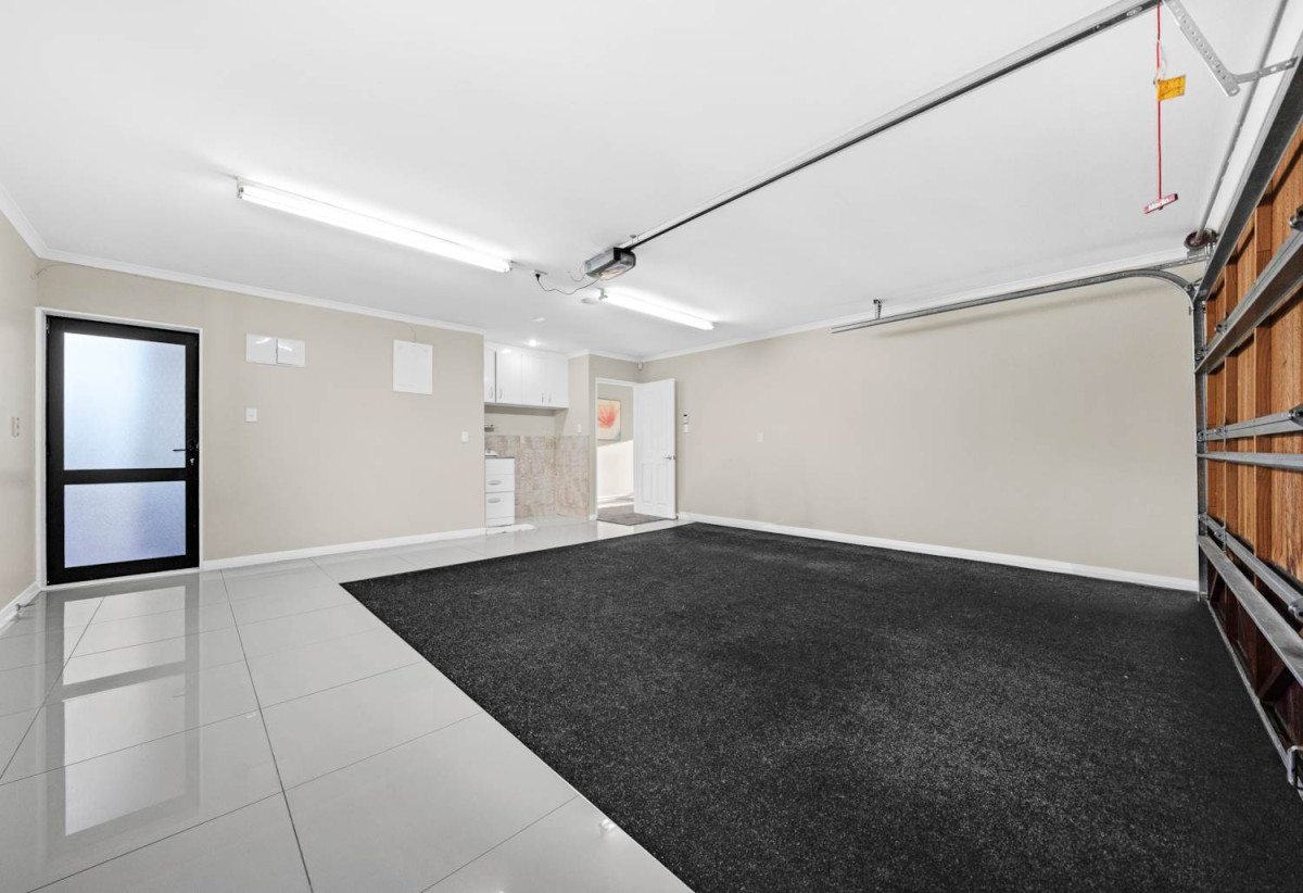 410m² Freehold Section, Brick & Weatherboard Construction, 241m2 Renovated 5 beds 3.5 baths house with double garage and extra car parks, Underfloor Heating in the Kitchen, 1 bed 1 bath ground floor, 77 Carruth Road, Papatoetoe, Auckland