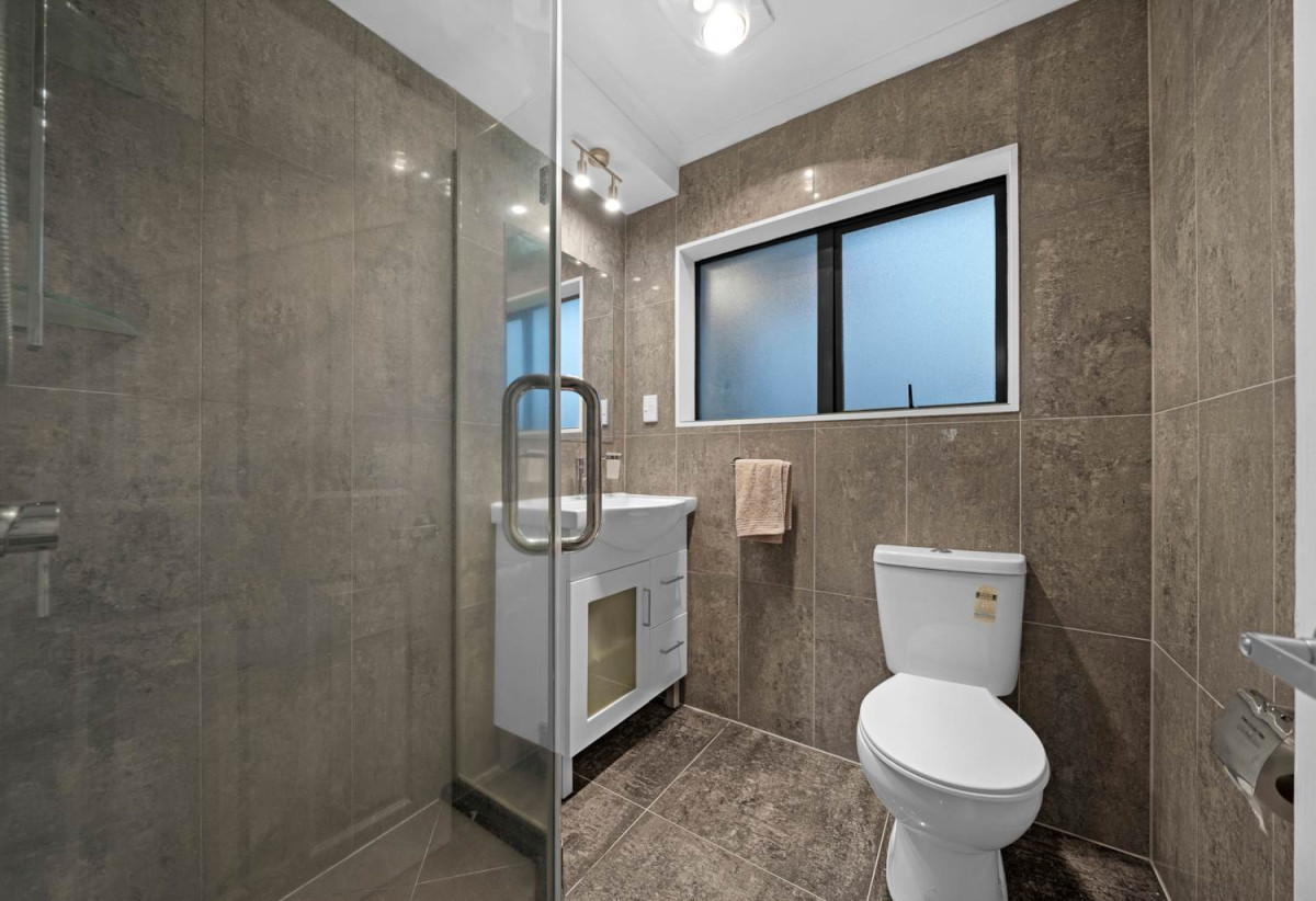410m² Freehold Section, Brick & Weatherboard Construction, 241m2 Renovated 5 beds 3.5 baths house with double garage and extra car parks, Underfloor Heating in the Kitchen, 1 bed 1 bath ground floor, 77 Carruth Road, Papatoetoe, Auckland