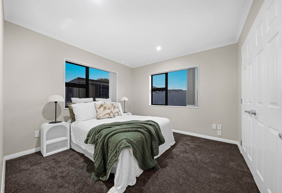 410m² Freehold Section, Brick & Weatherboard Construction, 241m2 Renovated 5 beds 3.5 baths house with double garage and extra car parks, Underfloor Heating in the Kitchen, 1 bed 1 bath ground floor, 77 Carruth Road, Papatoetoe, Auckland