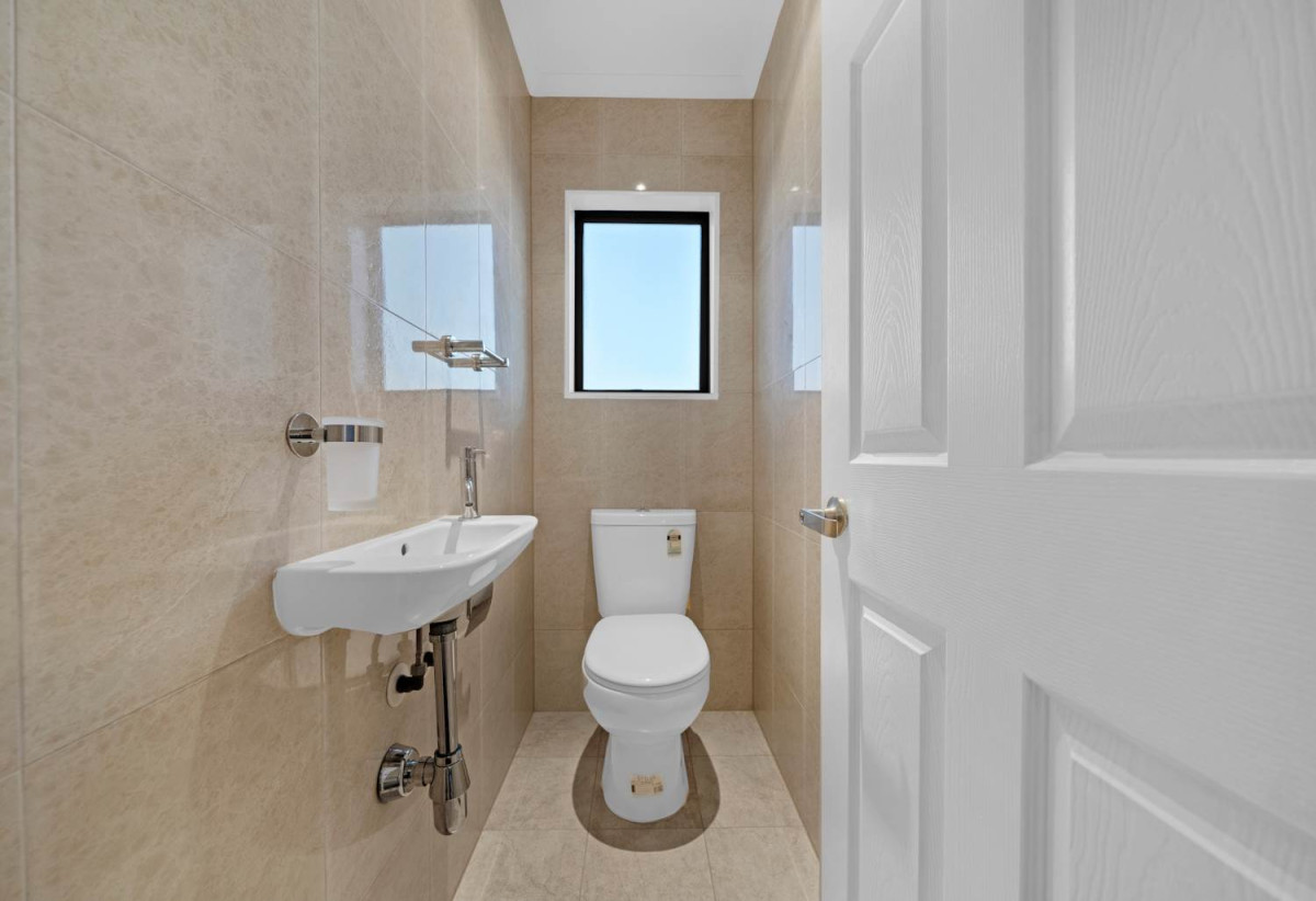 410m² Freehold Section, Brick & Weatherboard Construction, 241m2 Renovated 5 beds 3.5 baths house with double garage and extra car parks, Underfloor Heating in the Kitchen, 1 bed 1 bath ground floor, 77 Carruth Road, Papatoetoe, Auckland