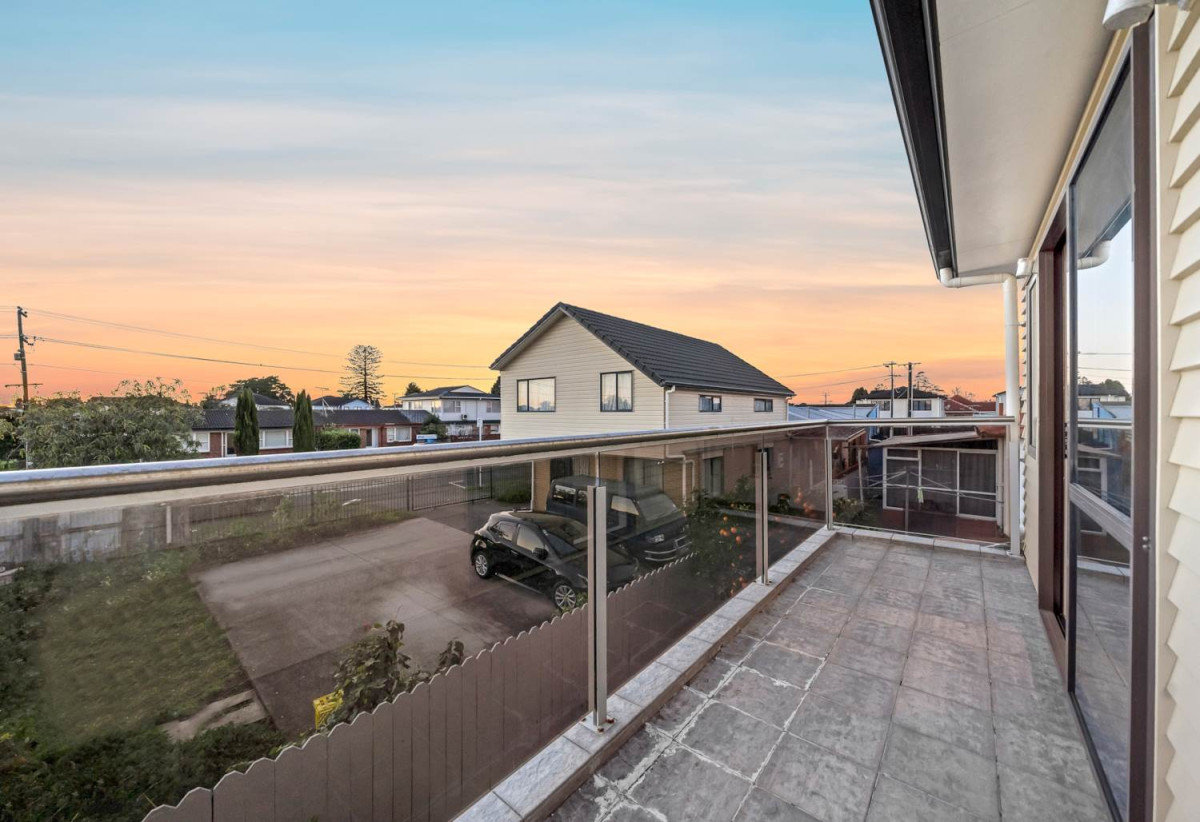410m² Freehold Section, Brick & Weatherboard Construction, 241m2 Renovated 5 beds 3.5 baths house with double garage and extra car parks, Underfloor Heating in the Kitchen, 1 bed 1 bath ground floor, 77 Carruth Road, Papatoetoe, Auckland