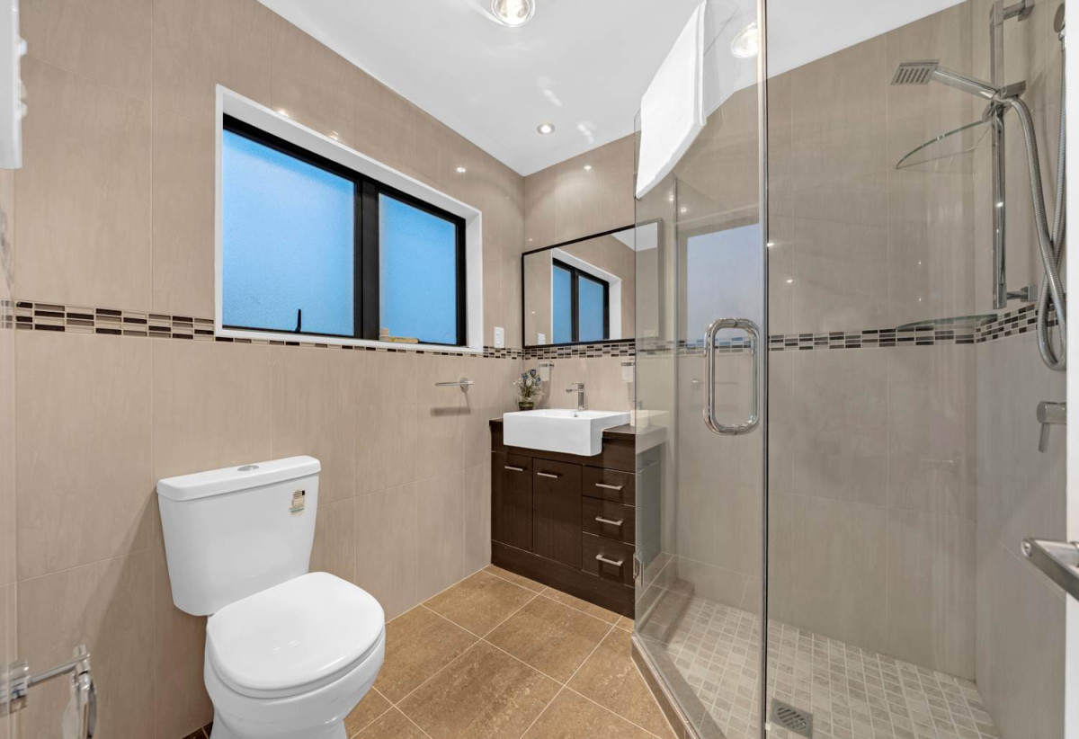 410m² Freehold Section, Brick & Weatherboard Construction, 241m2 Renovated 5 beds 3.5 baths house with double garage and extra car parks, Underfloor Heating in the Kitchen, 1 bed 1 bath ground floor, 77 Carruth Road, Papatoetoe, Auckland