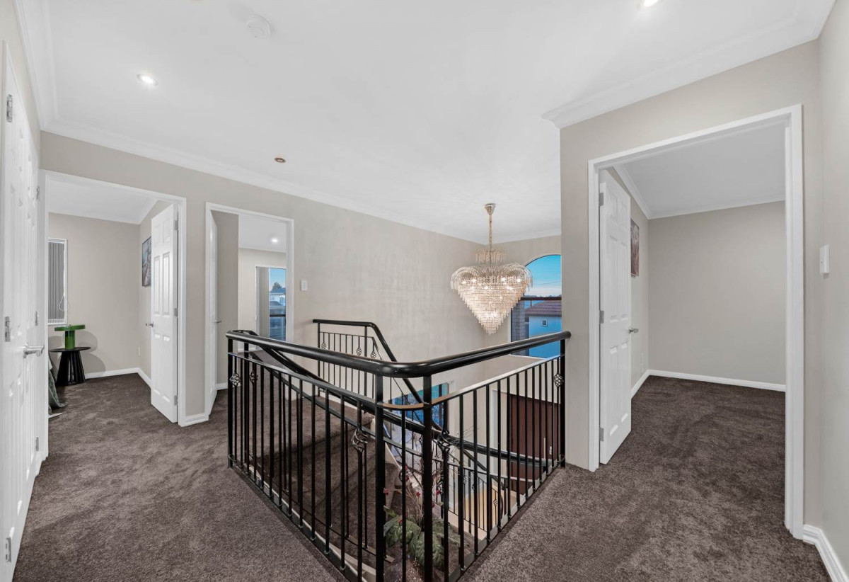 410m² Freehold Section, Brick & Weatherboard Construction, 241m2 Renovated 5 beds 3.5 baths house with double garage and extra car parks, Underfloor Heating in the Kitchen, 1 bed 1 bath ground floor, 77 Carruth Road, Papatoetoe, Auckland