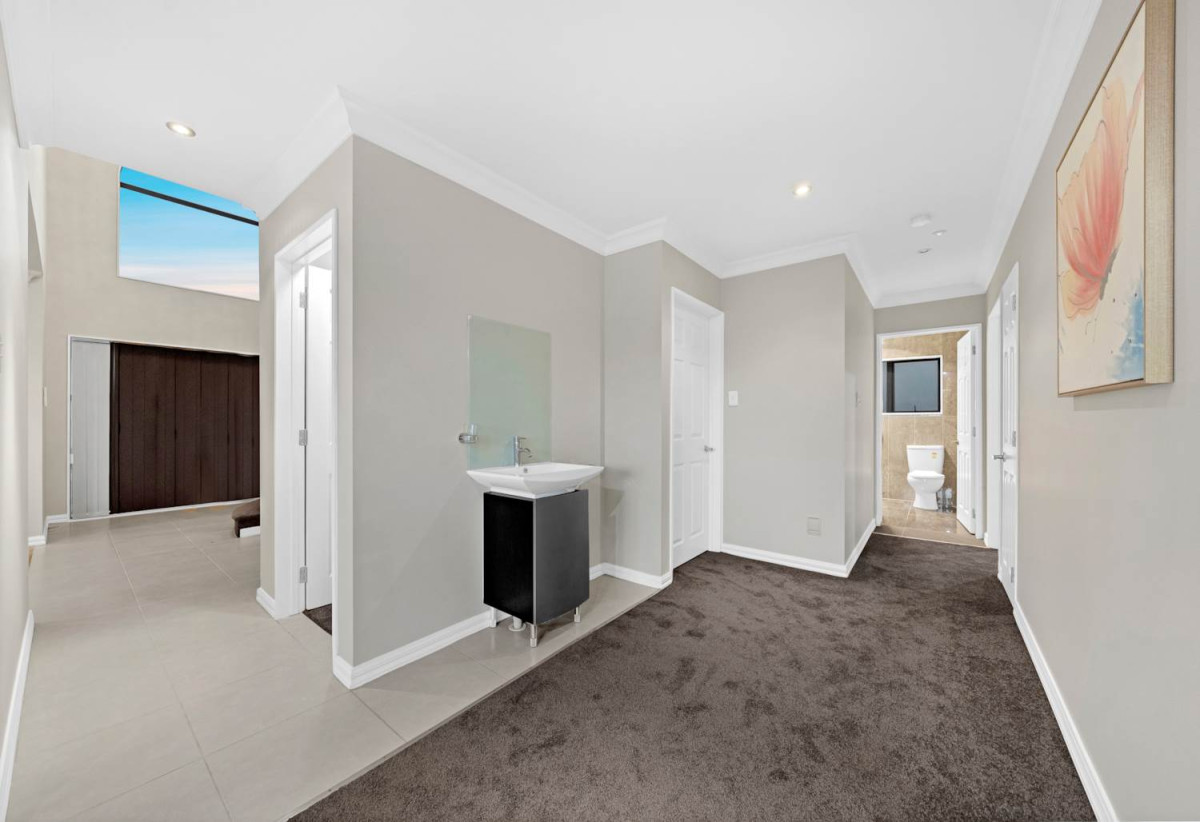 410m² Freehold Section, Brick & Weatherboard Construction, 241m2 Renovated 5 beds 3.5 baths house with double garage and extra car parks, Underfloor Heating in the Kitchen, 1 bed 1 bath ground floor, 77 Carruth Road, Papatoetoe, Auckland