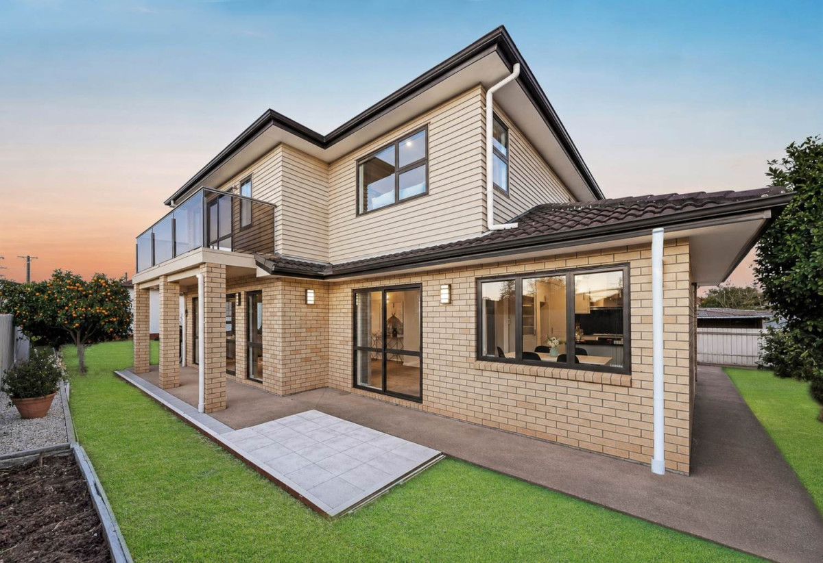 410m² Freehold Section, Brick & Weatherboard Construction, 241m2 Renovated 5 beds 3.5 baths house with double garage and extra car parks, Underfloor Heating in the Kitchen, 1 bed 1 bath ground floor, 77 Carruth Road, Papatoetoe, Auckland