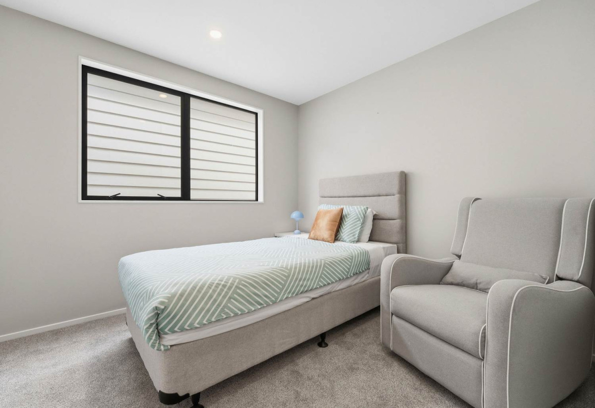 Brandnew standalone 4 beds + study room 2.5 baths home with garage, Located just a short, two-minute stroll from Flat Rock Reserve, the local Fishing Wharf, and the prestigious Auckland Rowing Club, 67A Jolson Road, Mt Wellington, Auckland