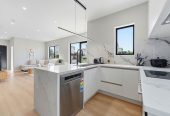 Brandnew standalone 4 beds + study room 2.5 baths home with garage, Located just a short, two-minute stroll from Flat Rock Reserve, the local Fishing Wharf, and the prestigious Auckland Rowing Club, 67A Jolson Road, Mt Wellington, Auckland