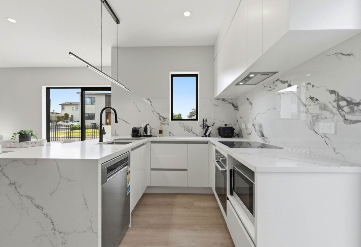 Brandnew standalone 4 beds + study room 2.5 baths home with garage, Located just a short, two-minute stroll from Flat Rock Reserve, the local Fishing Wharf, and the prestigious Auckland Rowing Club, 67A Jolson Road, Mt Wellington, Auckland
