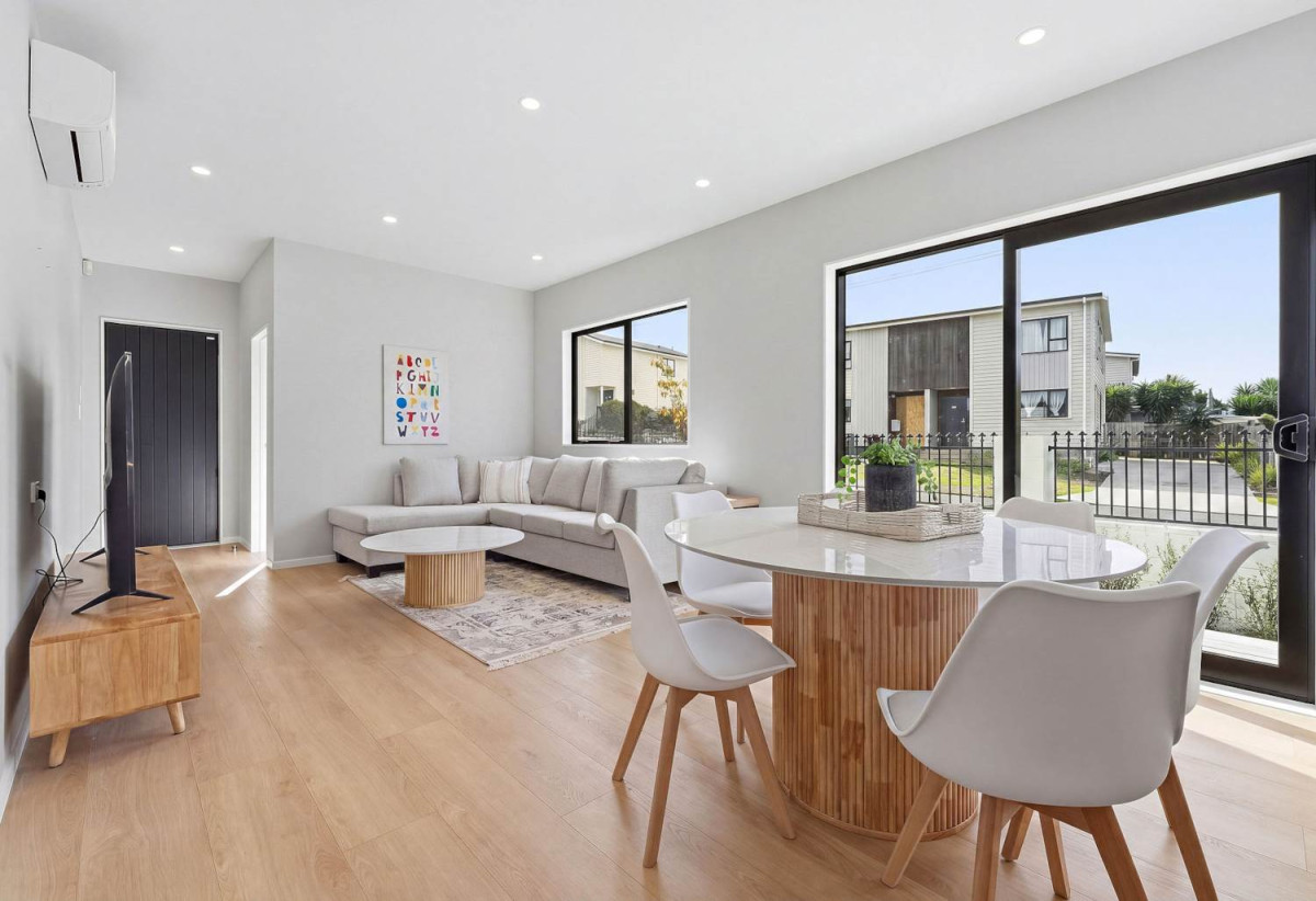 Brandnew standalone 4 beds + study room 2.5 baths home with garage, Located just a short, two-minute stroll from Flat Rock Reserve, the local Fishing Wharf, and the prestigious Auckland Rowing Club, 67A Jolson Road, Mt Wellington, Auckland