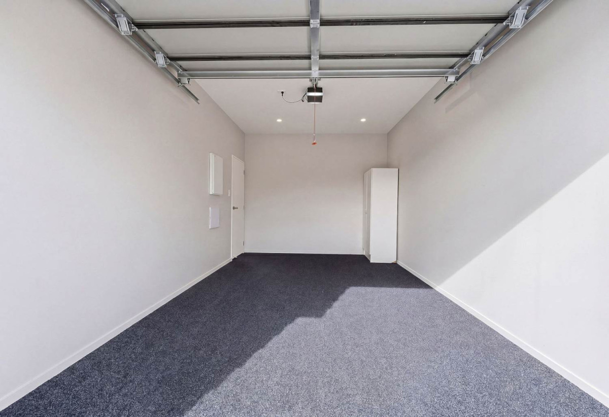 Brandnew standalone 4 beds + study room 2.5 baths home with garage, Located just a short, two-minute stroll from Flat Rock Reserve, the local Fishing Wharf, and the prestigious Auckland Rowing Club, 67A Jolson Road, Mt Wellington, Auckland