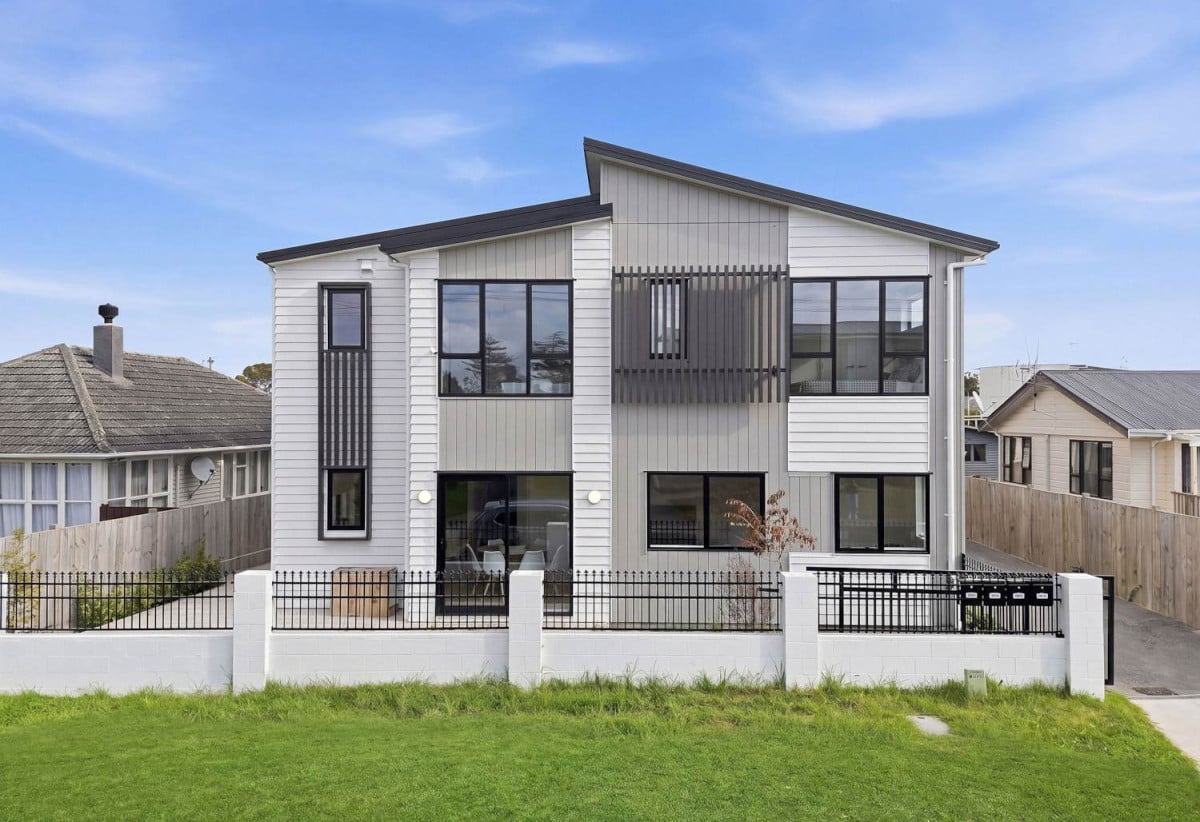 Brandnew standalone 4 beds + study room 2.5 baths home with garage, Located just a short, two-minute stroll from Flat Rock Reserve, the local Fishing Wharf, and the prestigious Auckland Rowing Club, 67A Jolson Road, Mt Wellington, Auckland