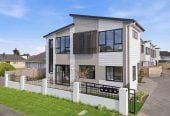 Brandnew standalone 4 beds + study room 2.5 baths home with garage, Located just a short, two-minute stroll from Flat Rock Reserve, the local Fishing Wharf, and the prestigious Auckland Rowing Club, 67A Jolson Road, Mt Wellington, Auckland